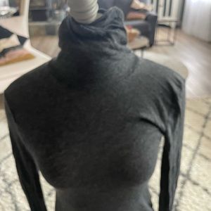 Heather grey Madewell turtleneck.